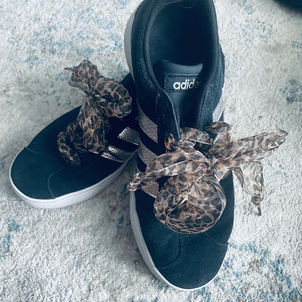 Adidas Women’s Black/Gold Sneakers with Leopard Print Bow Laces size 7.5 - Picture 3 of 7